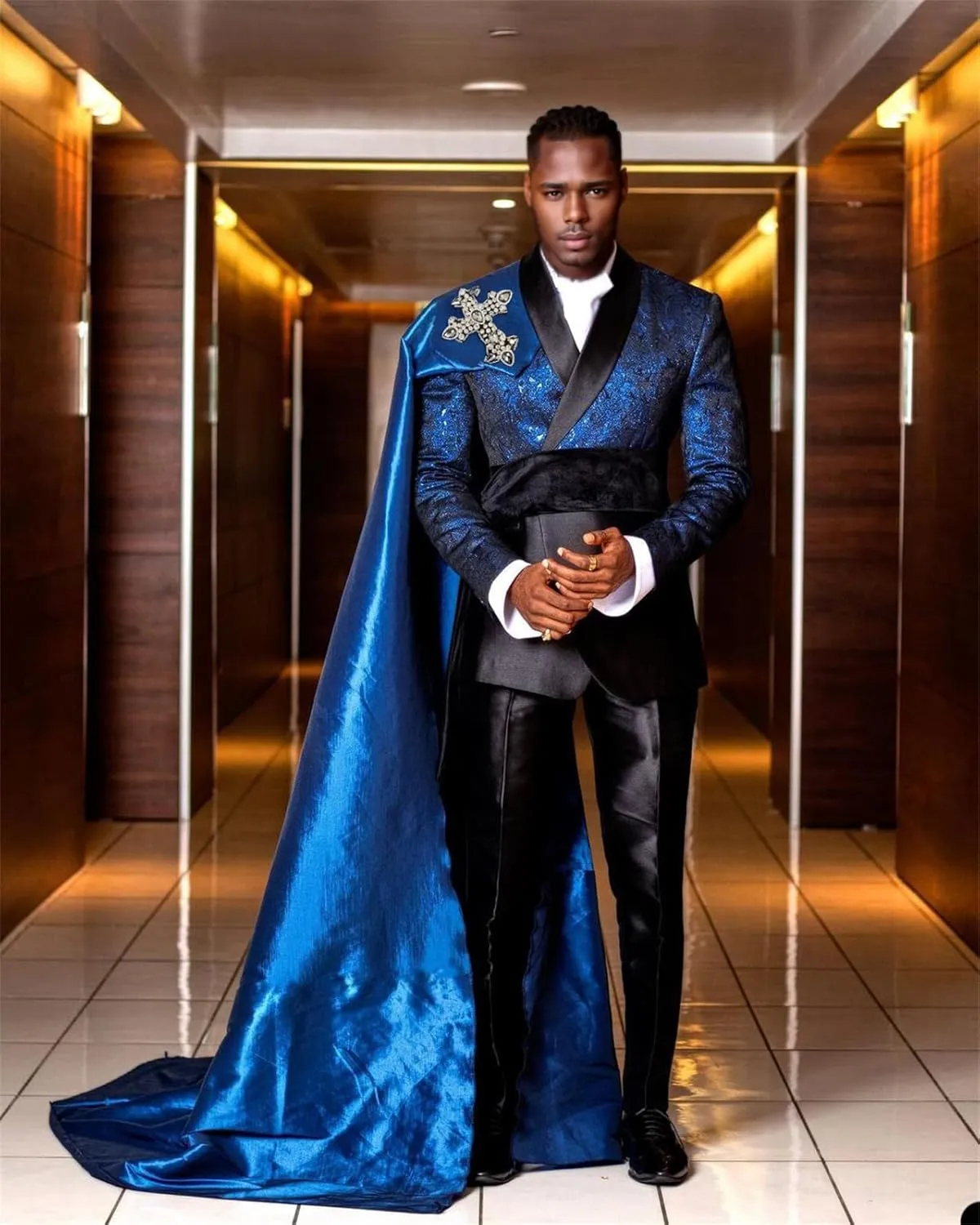 3 Piece Slim Fit Prom Suits for Men Floral Blazer Pants Detachable Satin Capes Shawl Collar Tuxedo Set