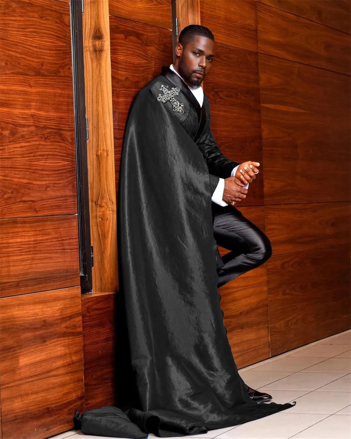 3 Piece Slim Fit Prom Suits for Men Floral Blazer Pants Detachable Satin Capes Shawl Collar Tuxedo Set
